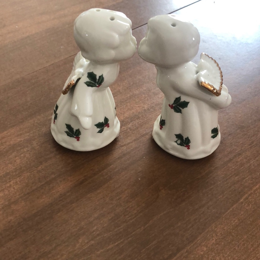 Essex holly berry kissing angels salt and pepper shakers. Never used